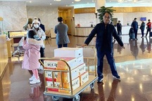 HLV Park Hang Seo tặng quà đặc biệt cho đội nữ Việt Nam