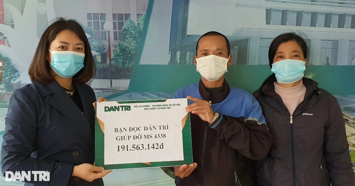 trao quà_bạch mai_hương hồng.jpeg