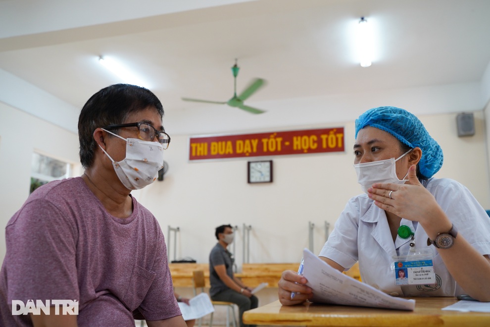 Hà Nội tiếp tục triển khai tiêm vắc xin Vero Cell cho người dân - 4 Hà Nội tiếp tục triển khai tiêm vắc xin Vero Cell cho người dân - 4