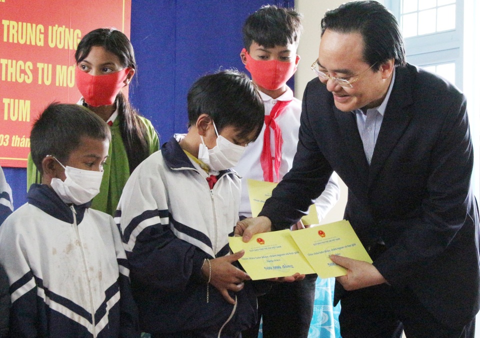 Trưởng ban Dân vận Trung ương, Bộ trưởng Bộ GDĐT thăm các trường ở Kon Tum - 2 Trưởng ban Dân vận Trung ương, Bộ trưởng Bộ GDĐT thăm các trường ở Kon Tum - 2