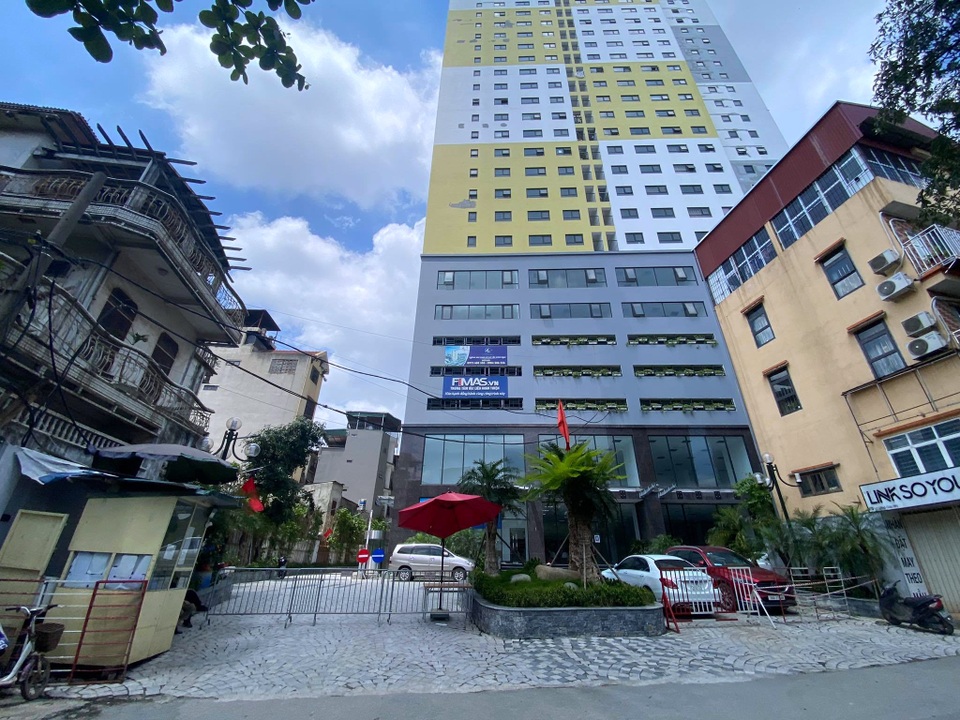 Hà Nội phong tỏa chung cư có nữ nhân viên quán bar dương tính SARS-CoV-2 - 1 Hà Nội phong tỏa chung cư có nữ nhân viên quán bar dương tính SARS-CoV-2 - 1