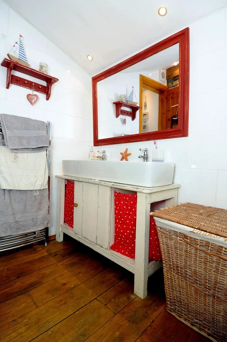 Nhà để xe dột nát tăng giá gấp chục lần nhờ màn cải tạo của cô gái trẻ - 10 Nhà để xe dột nát tăng giá gấp chục lần nhờ màn cải tạo của cô gái trẻ - 10