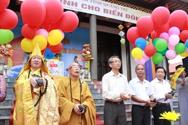 Hơn 4.000 tăng ni, phật tử cầu nguyện hòa bình cho biển Đông