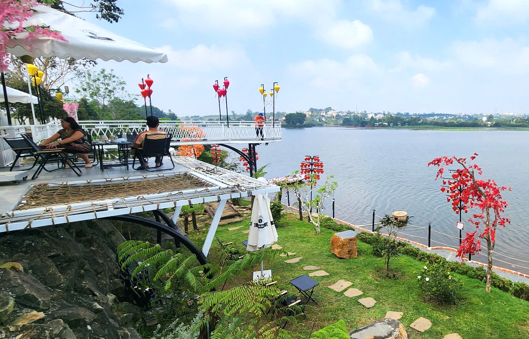 Nguyên cán bộ tòa án làm quán cà phê trên đất nông nghiệp - 1