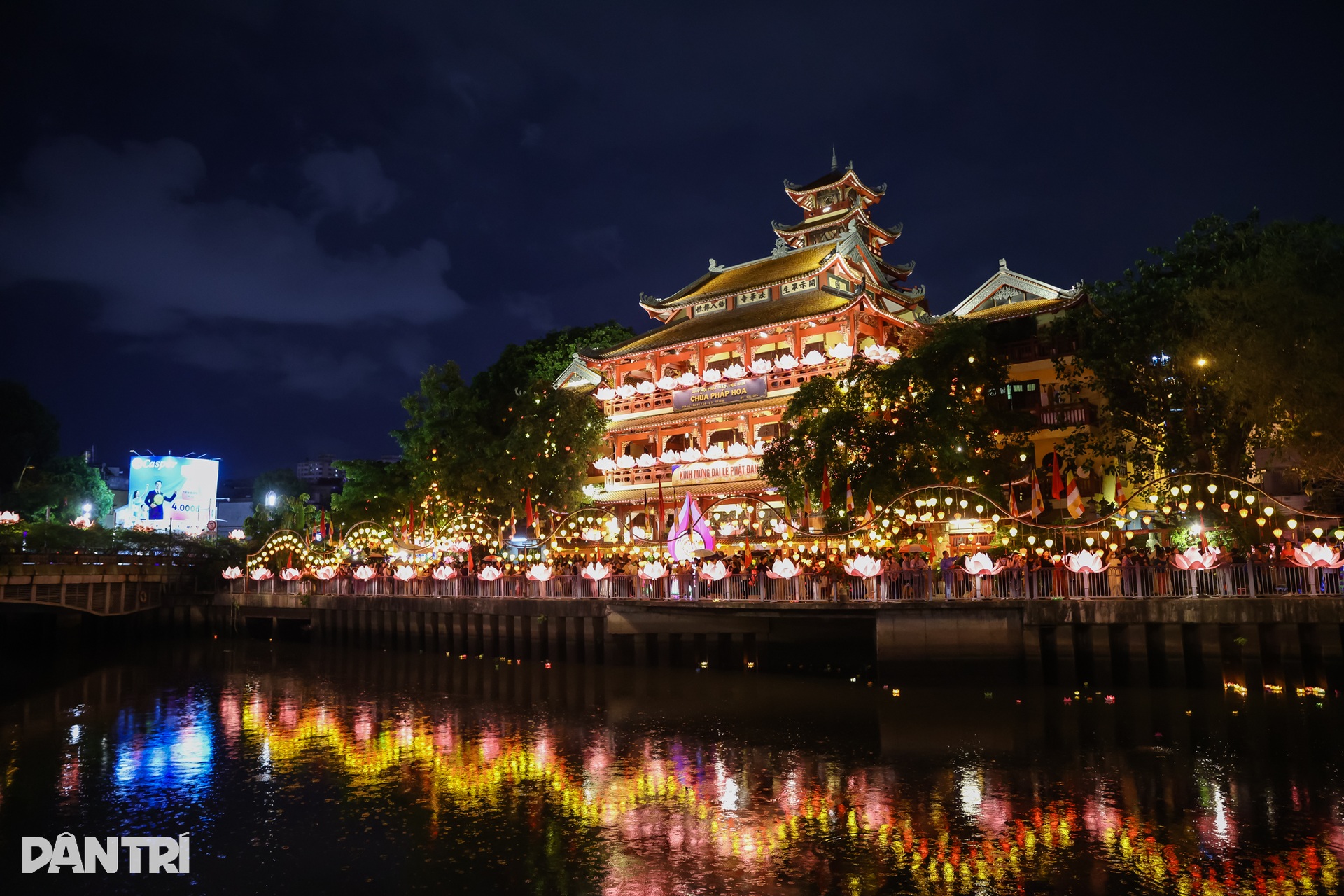 Hàng nghìn người tham gia Đêm hội hoa đăng ở chùa Pháp Hoa - 14 Hàng nghìn người tham gia Đêm hội hoa đăng ở chùa Pháp Hoa - 14