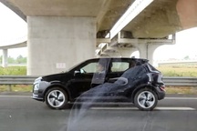 VinFast VF 5 lần đầu lộ ảnh trên cao tốc, hứa hẹn sắp "chạy đầy đường"