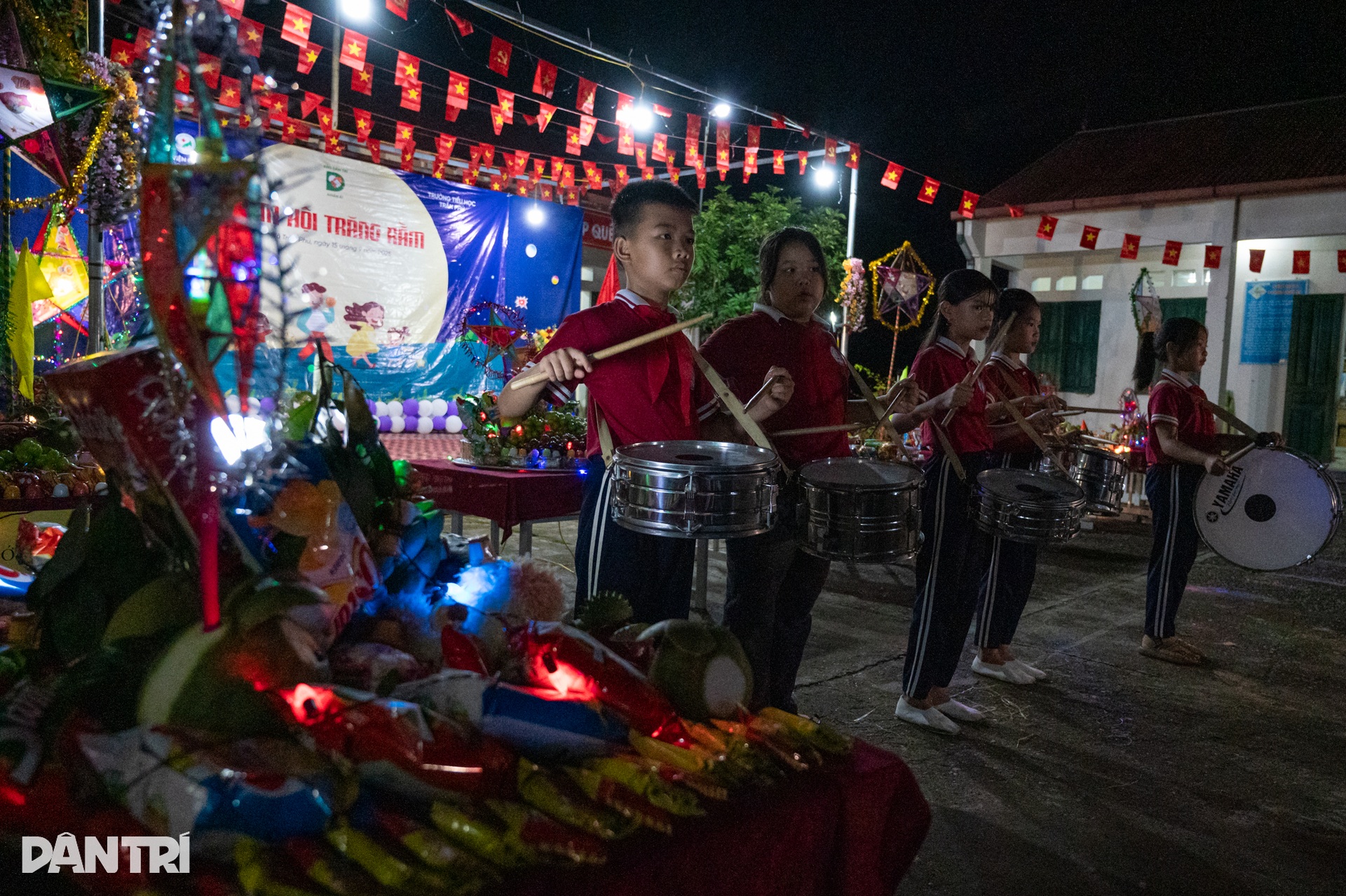 Trung thu tới sớm với 230 em nhỏ vùng cao dưới ánh đèn ông sao lung linh - 8 Trung thu tới sớm với 230 em nhỏ vùng cao dưới ánh đèn ông sao lung linh - 8