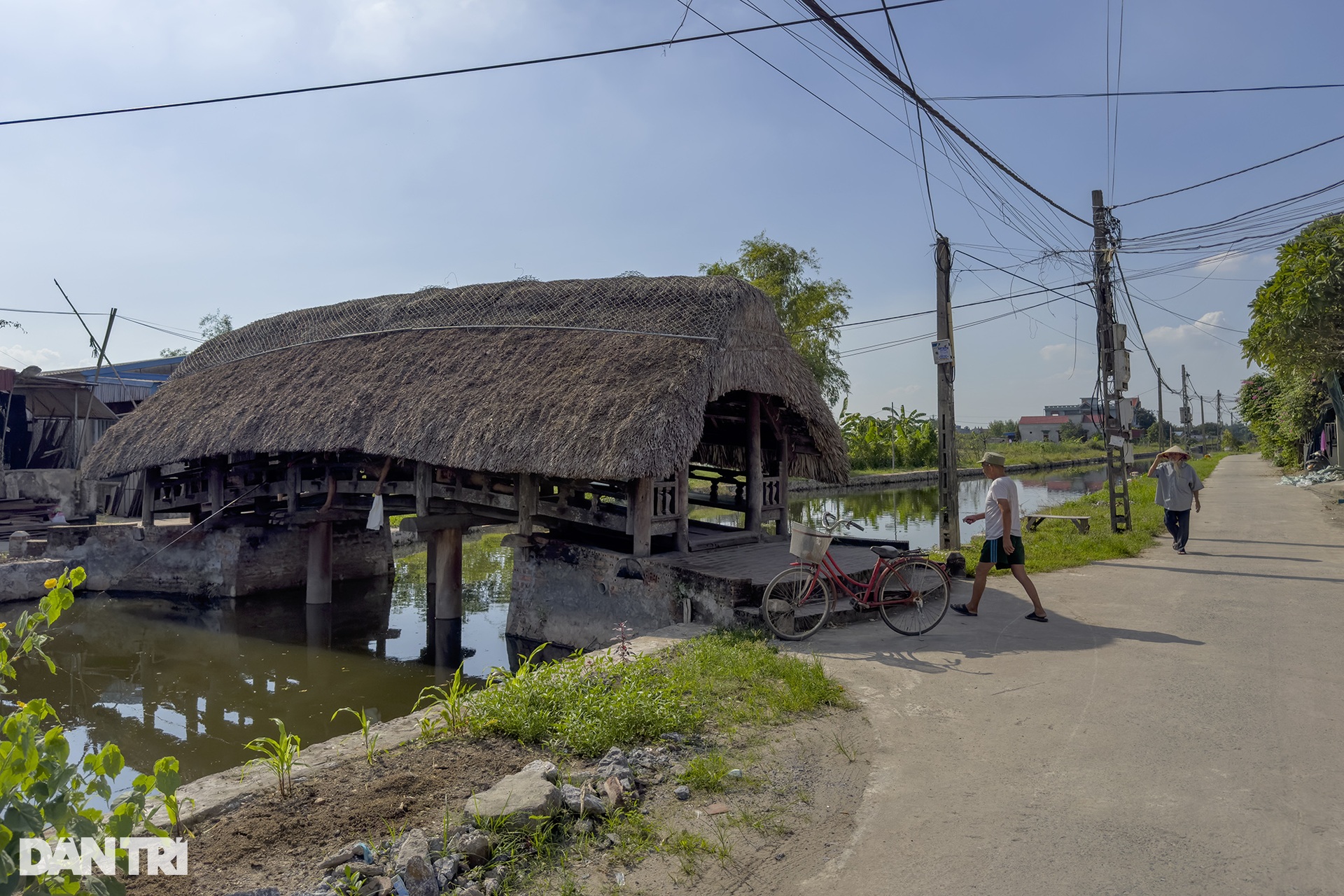 Cầu gỗ hơn 100 năm tuổi không dùng đinh, lợp mái cọ duy nhất miền Bắc - 11 Cầu gỗ hơn 100 năm tuổi không dùng đinh, lợp mái cọ duy nhất miền Bắc - 11