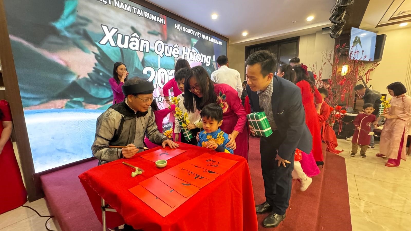 Жвава атмосфера Тет у посольствах В'єтнаму по всьому світу - 8 Không khí đón Tết rộn ràng tại đại sứ quán Việt Nam trên khắp thế giới - 8