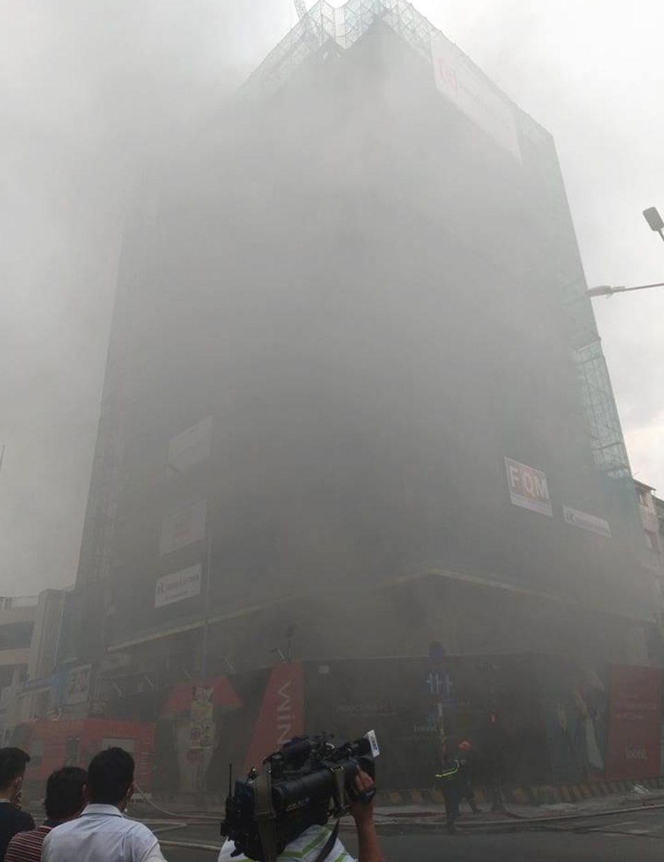 Cháy công trình đang xây dựng ở trung tâm Sài Gòn - 1 Cháy công trình đang xây dựng ở trung tâm Sài Gòn - 1