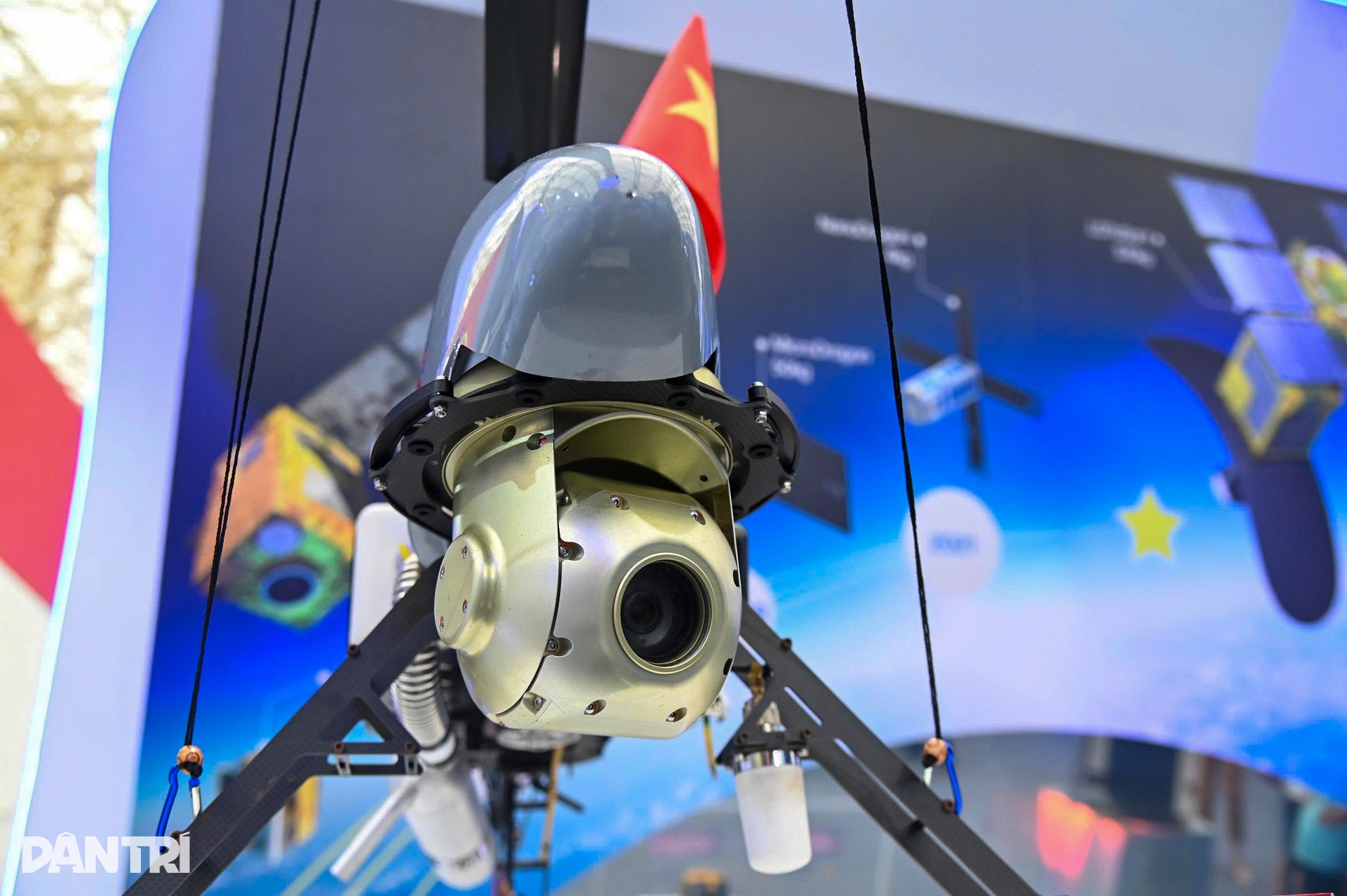Đa dạng các loại drone công nghệ cao tại triển lãm 80 năm - 15 Đa dạng các loại drone công nghệ cao tại triển lãm 80 năm - 15