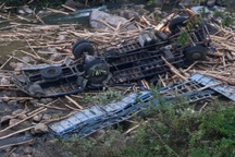 Xe tải lật xuống suối trong đêm, 3 người thương vong