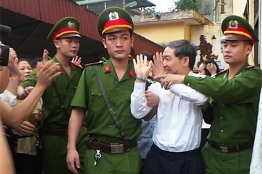 Vợ chồng Dương Chí Dũng mừng ra mặt khi tòa hoãn tuyên án