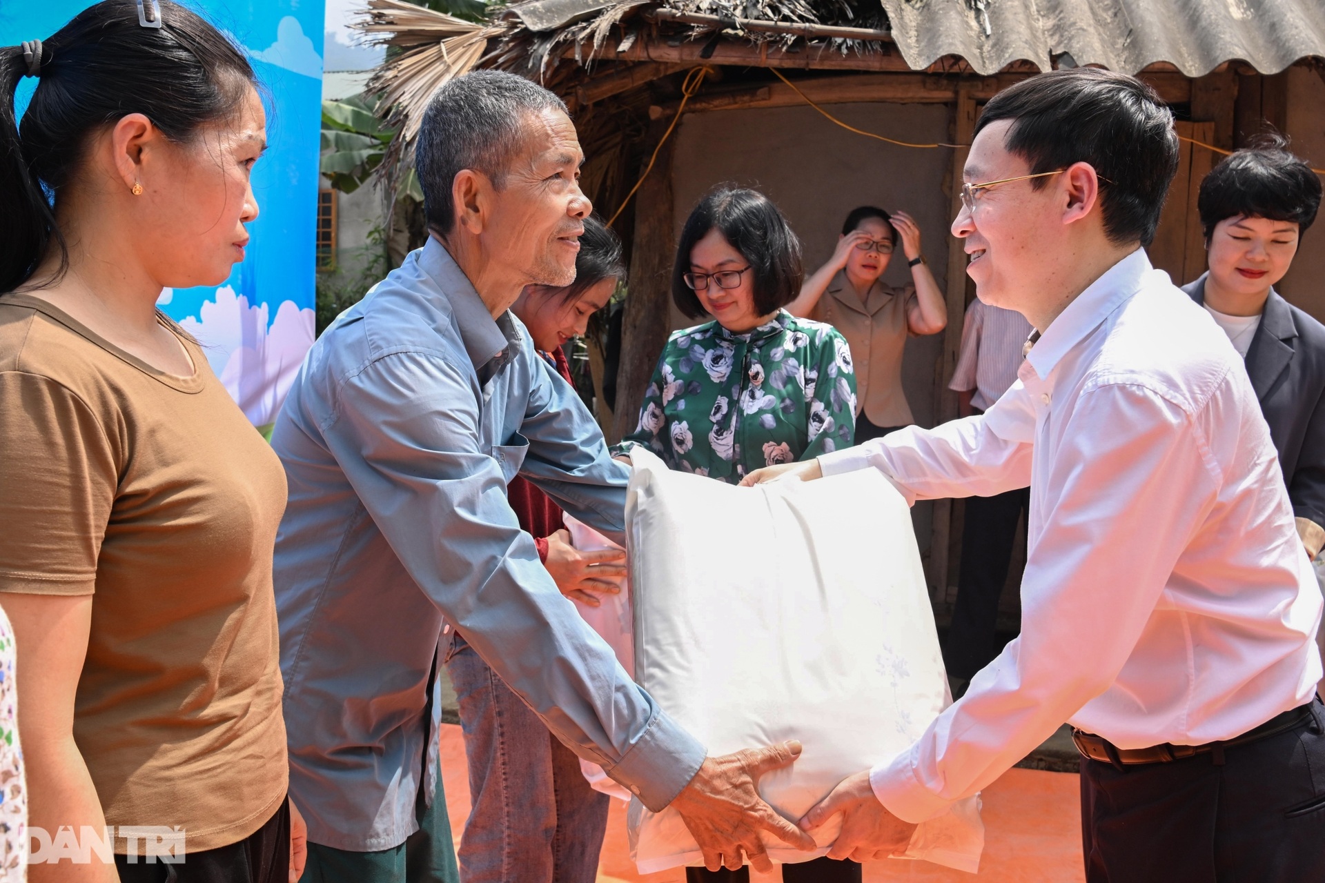 Báo Dân trí khởi công 13 ngôi nhà Nhân ái tại Yên Bái - 6 Báo Dân trí khởi công 13 ngôi nhà Nhân ái tại Yên Bái - 6