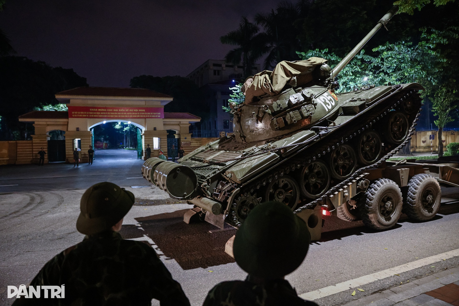 Người dân reo hò chào đón dàn xe pháo quân sự tiến vào thủ đô - 20