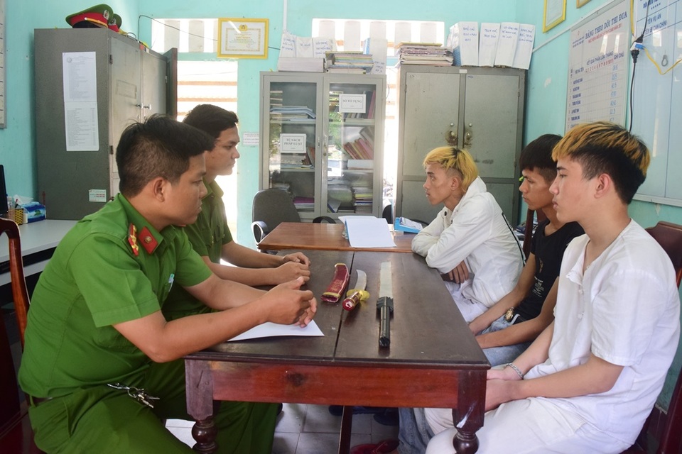 Dùng hung khí bắt giữ người để đòi tiền chuộc - 3 Dùng hung khí bắt giữ người để đòi tiền chuộc - 3