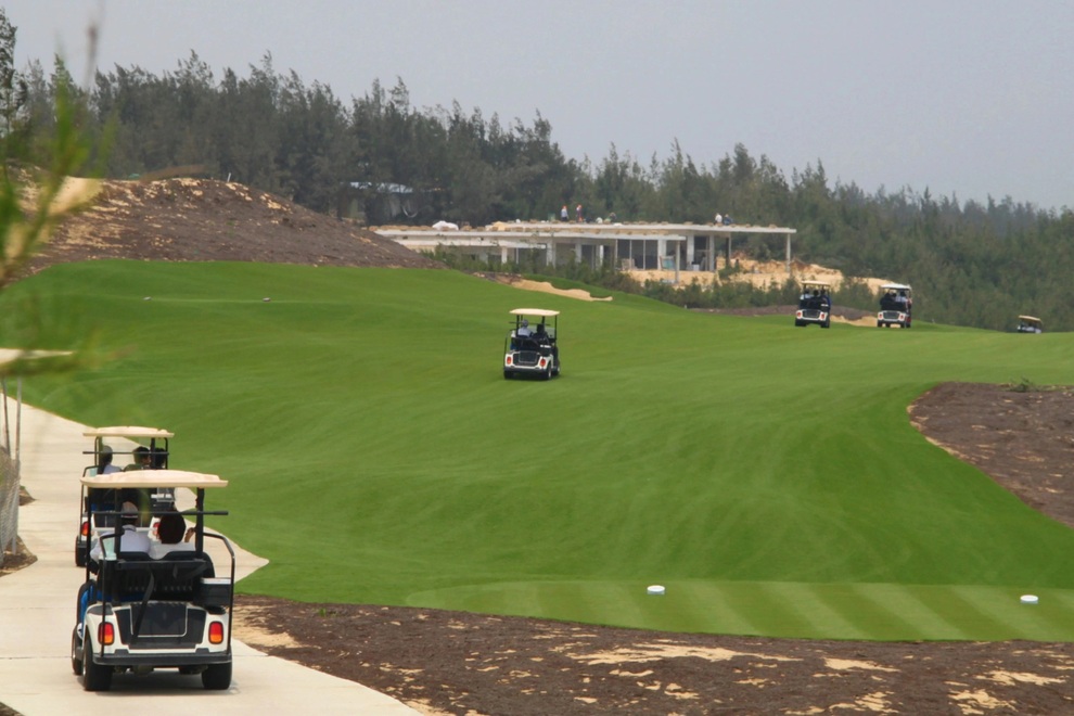 Ủy ban Kiểm tra Tỉnh ủy đang làm việc vụ cán bộ đi chơi golf giữa dịch - 1 Ủy ban Kiểm tra Tỉnh ủy đang làm việc vụ cán bộ đi chơi golf giữa dịch - 1