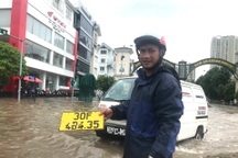 Chuộc biển số xe - dịch vụ "độc" ăn theo mưa ngập ở Hà Nội