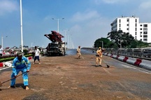 CSGT xử lý vết dầu loang rộng hơn 30m trên cầu vượt ở Hà Nội