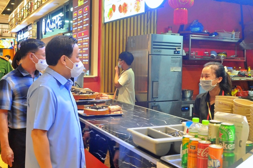 Phó Chủ tịch Hà Nội kiểm tra đột xuất hàng quán, trung tâm thương mại - 1 Phó Chủ tịch Hà Nội kiểm tra đột xuất hàng quán, trung tâm thương mại - 1