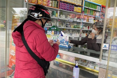 Kit test nhanh Covid-19 "cháy" hàng, người dân "đỏ mắt" lùng sục khắp nơi