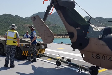 Cận cảnh bảo trì máy bay trực thăng trên tàu HMAS Canberra