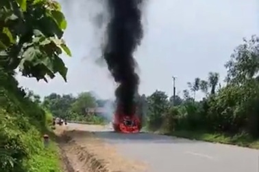 Xe Santafe bốc cháy trên đường, tài xế bỏng nặng