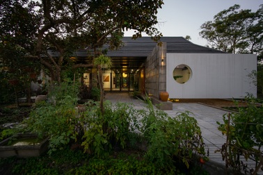 Ngôi nhà Quảng Nam với khối mái "khổng lồ", bất chấp nắng nóng miền Trung