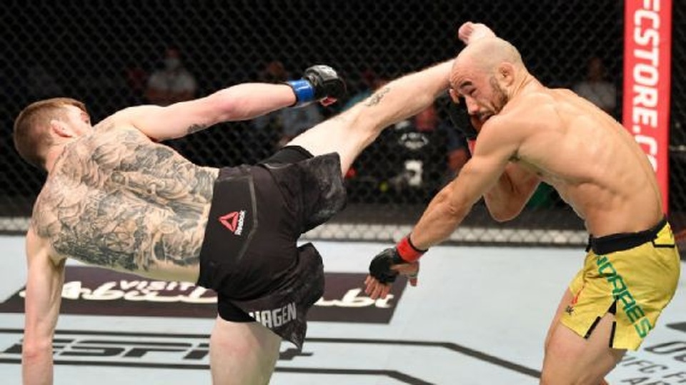 Võ sĩ hạ knock-out đối thủ bằng đòn đá xoáy đẹp mắt - 1 Võ sĩ hạ knock-out đối thủ bằng đòn đá xoáy đẹp mắt - 1