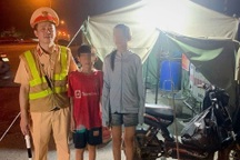 CSGT giúp đỡ 2 chị em bị lạc khi đi từ Thanh Hóa ra Hà Nội xem diễu binh