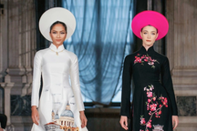 Hoa hậu Hoàn vũ Italy diện áo dài thêu Hồ Gươm "đọ catwalk" cùng H'Hen Niê