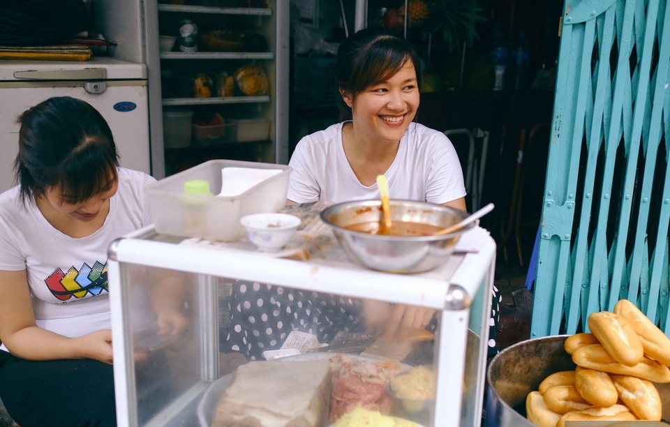 Hàng bánh mì Hà Nội từ thời bao cấp, bán 400 chiếc/ngày, giá chỉ 10 nghìn đồng - 3 Hàng bánh mì Hà Nội từ thời bao cấp, bán 400 chiếc/ngày, giá chỉ 10 nghìn đồng - 3