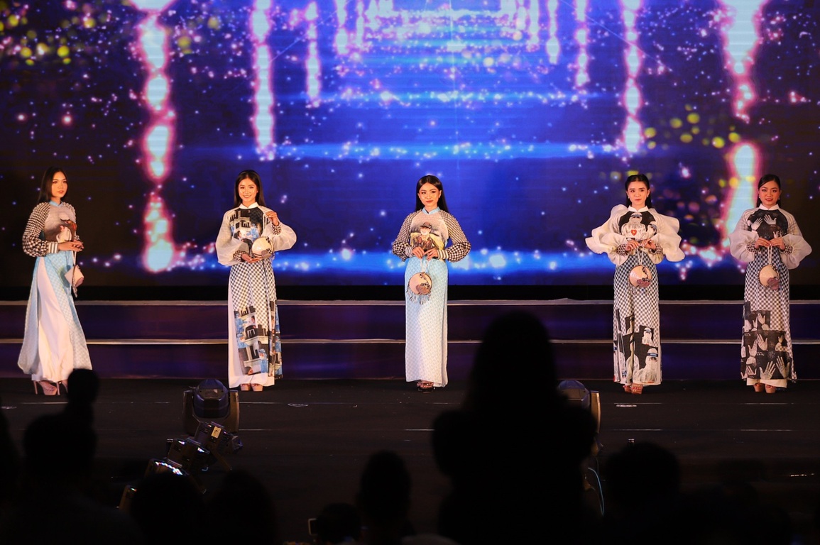 Người đẹp U Minh đăng quang Hoa khôi thanh niên Cà Mau tài năng, thanh lịch - 2 Người đẹp U Minh đăng quang Hoa khôi thanh niên Cà Mau tài năng, thanh lịch - 2