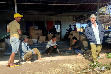 Hàng chục công nhân nằm ở công trường chờ lương để về quê đón Tết