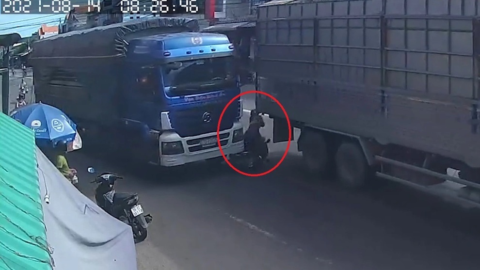 Người phụ nữ thoát chết đầy may mắn khi bị kẹp giữa 2 hung thần - 1