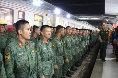 Đoàn tàu đặc biệt ra Hà Nội được chào đón trong đêm tại Đà Nẵng