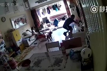 Xe scooter chạy điện phát nổ khi đang sạc pin trong nhà