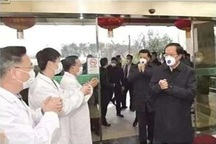 Tranh cãi việc quan chức Trung Quốc đeo khẩu trang chuyên dụng của bác sĩ