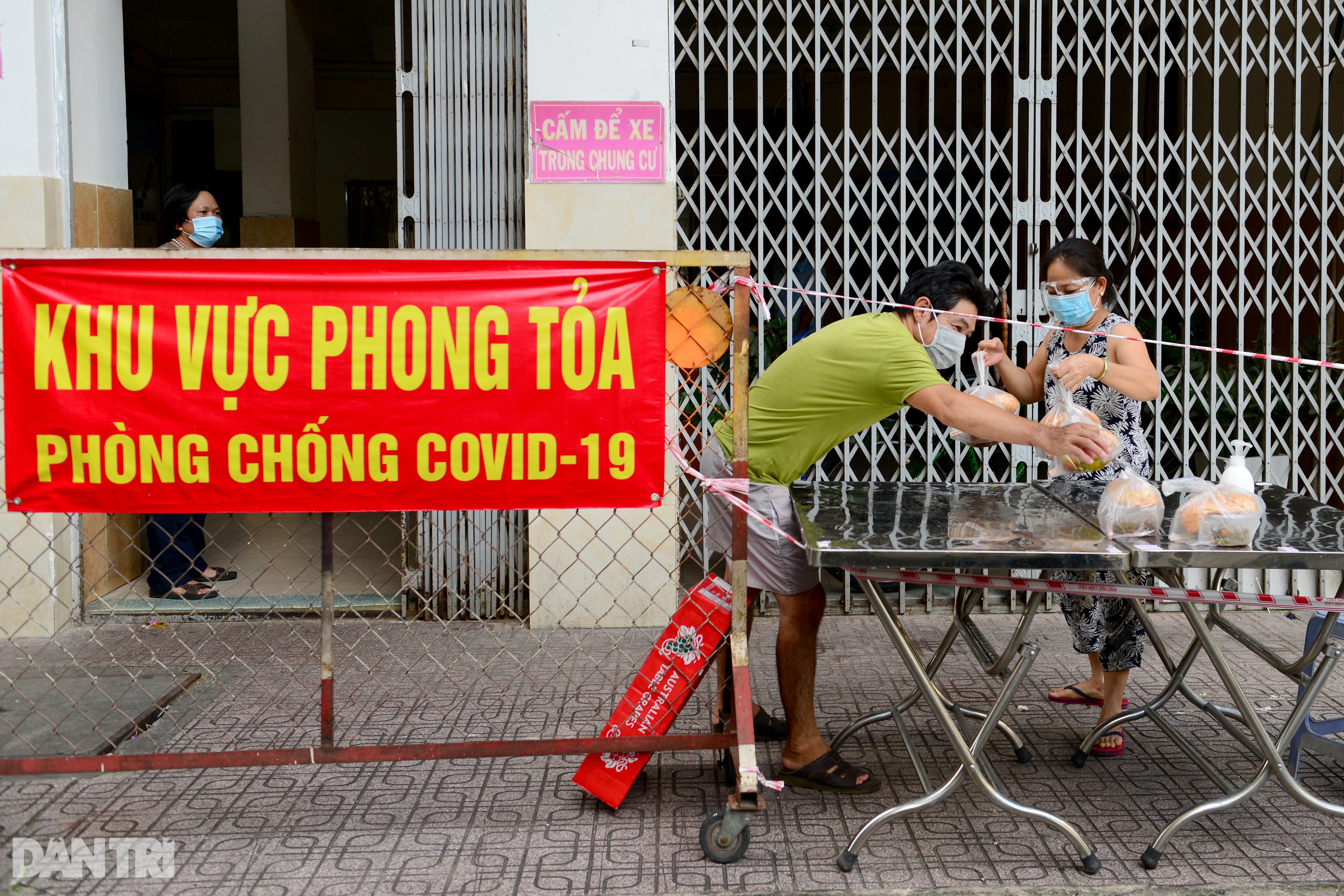 Mạnh thường quân nấu 2.000 suất ăn tiếp tế khu cách ly, người nghèo ở TPHCM - 9 Mạnh thường quân nấu 2.000 suất ăn tiếp tế khu cách ly, người nghèo ở TPHCM - 9
