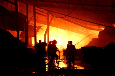 Hỏa hoạn trong đêm, xưởng bông sợi chìm trong “biển lửa”