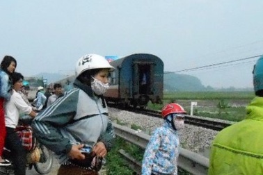 Cố băng qua đường sắt, một người đàn ông bị tàu tông chết