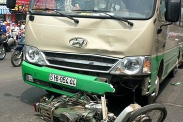 Chạy ngược chiều bị xe buýt tông trọng thương