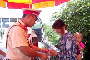 Người phụ nữ địu con bỏ trốn khỏi chồng hờ Trung Quốc