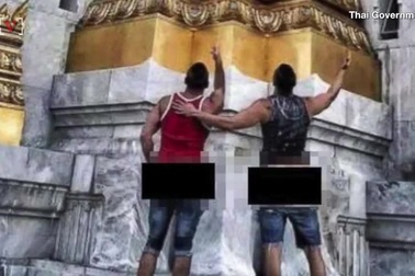 Du khách bị trục xuất vì khoe vòng 3 phản cảm