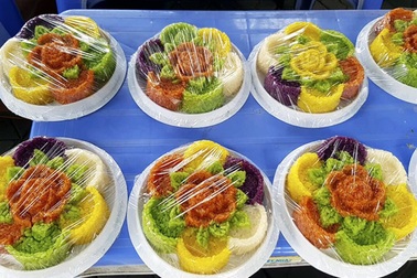 Tới tấp đặt xôi ngũ sắc Tết Đoan Ngọ, tiểu thương ngày bán trăm đĩa