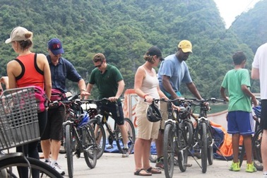 Khách Tây hào hứng với dịp nghỉ lễ thống nhất ở Việt Nam