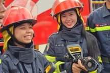 Người trẻ ở TPHCM hào hứng trải nghiệm làm Cảnh sát PCCC