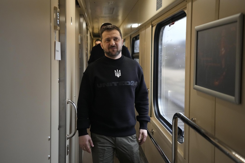 Tổng thống Zelensky nỗ lực vực dậy đất nước giữa chiến sự - 2 Tổng thống Zelensky nỗ lực vực dậy đất nước giữa chiến sự - 2