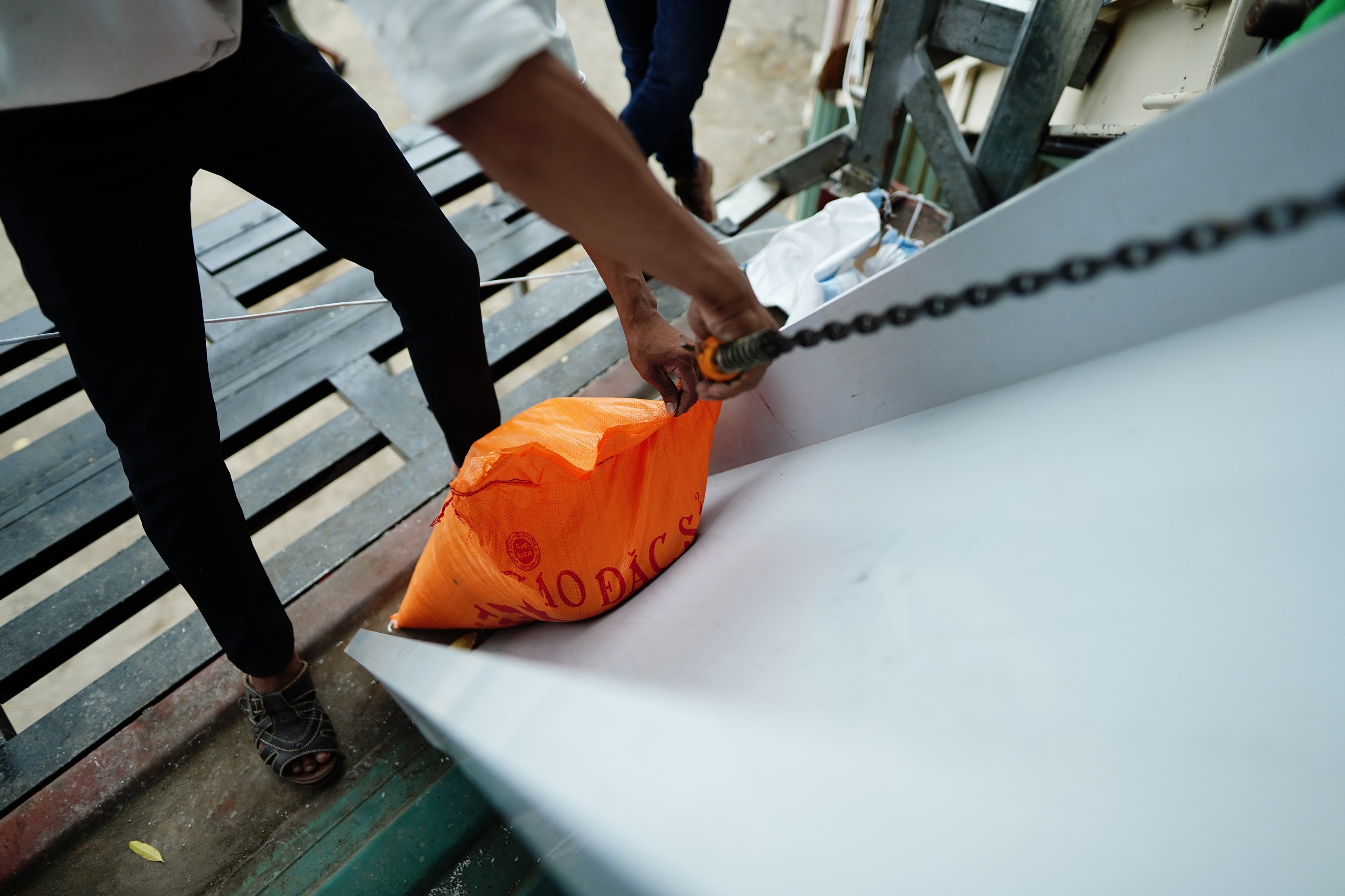 UBND xã “mở rào”tiếp gạo cho dân - 7 