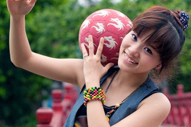 Tiết lộ thú vị về cô gái xinh xắn tâng bóng như làm xiếc